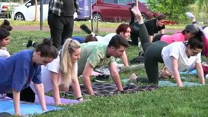 La municipalité de Nilüfer organise des événements de yoga avec le slogan "Get Your Mat and Come"