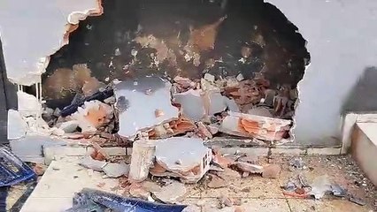 Carro colide em poste e muro de residência em Arapiraca