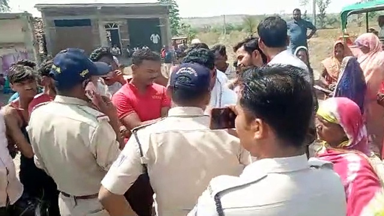 सड़क जाम कर डागामानी के ग्रामीणों ने किया प्रदर्शन