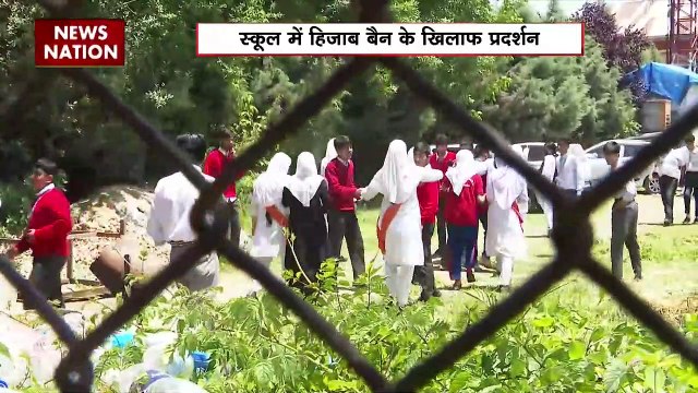 Srinagar Hijab Controversy : Jammu-Kashmir में स्कूल में हिजाब बैन के खिलाफ प्रदर्शन