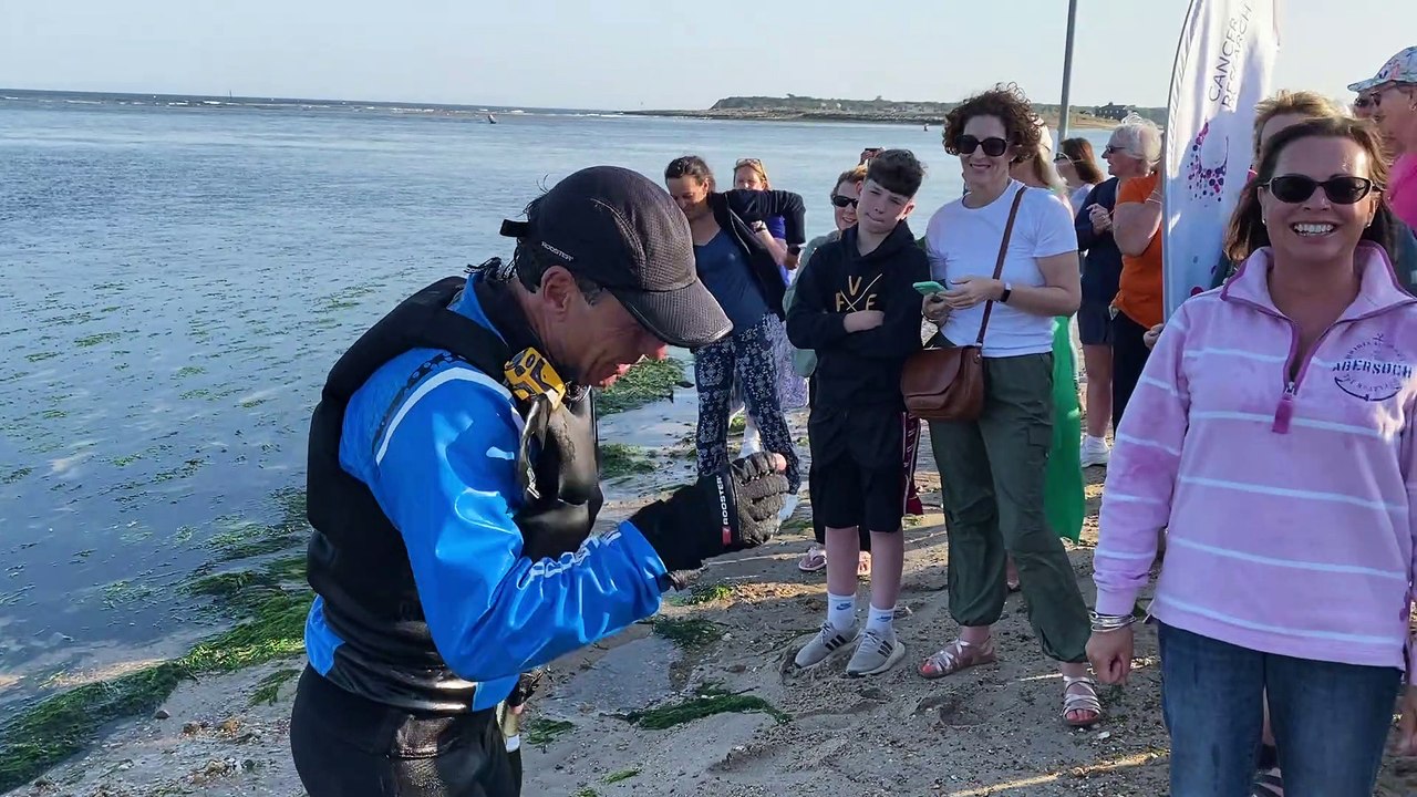 Ken Fowler returns to Mudeford after sailing around around 262 islands in the British Isles (video: Cancer Research UK)