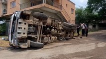 Yolun çökmesi sonucu devrilen beton mikserinin sürücüsü yaralandı