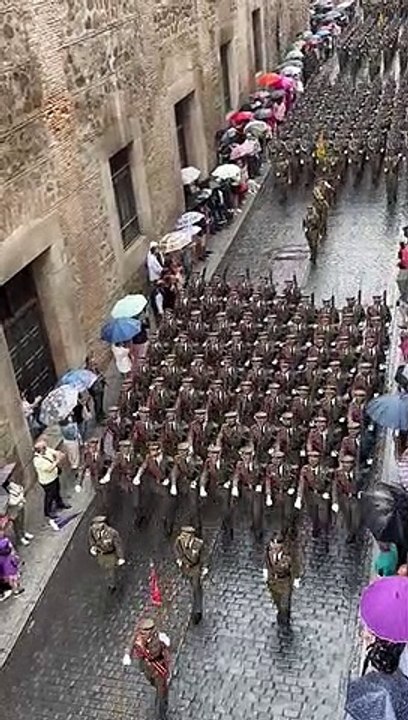 Desfile de los militares de la Academia de infantería tras la procesión del Corpus