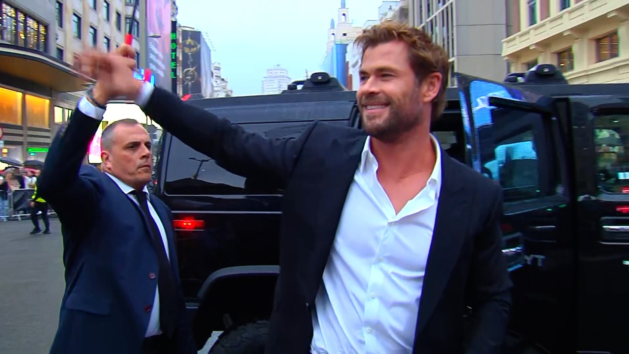 Chris Hemsworth a la carrera por la Gran Vía de Madrid