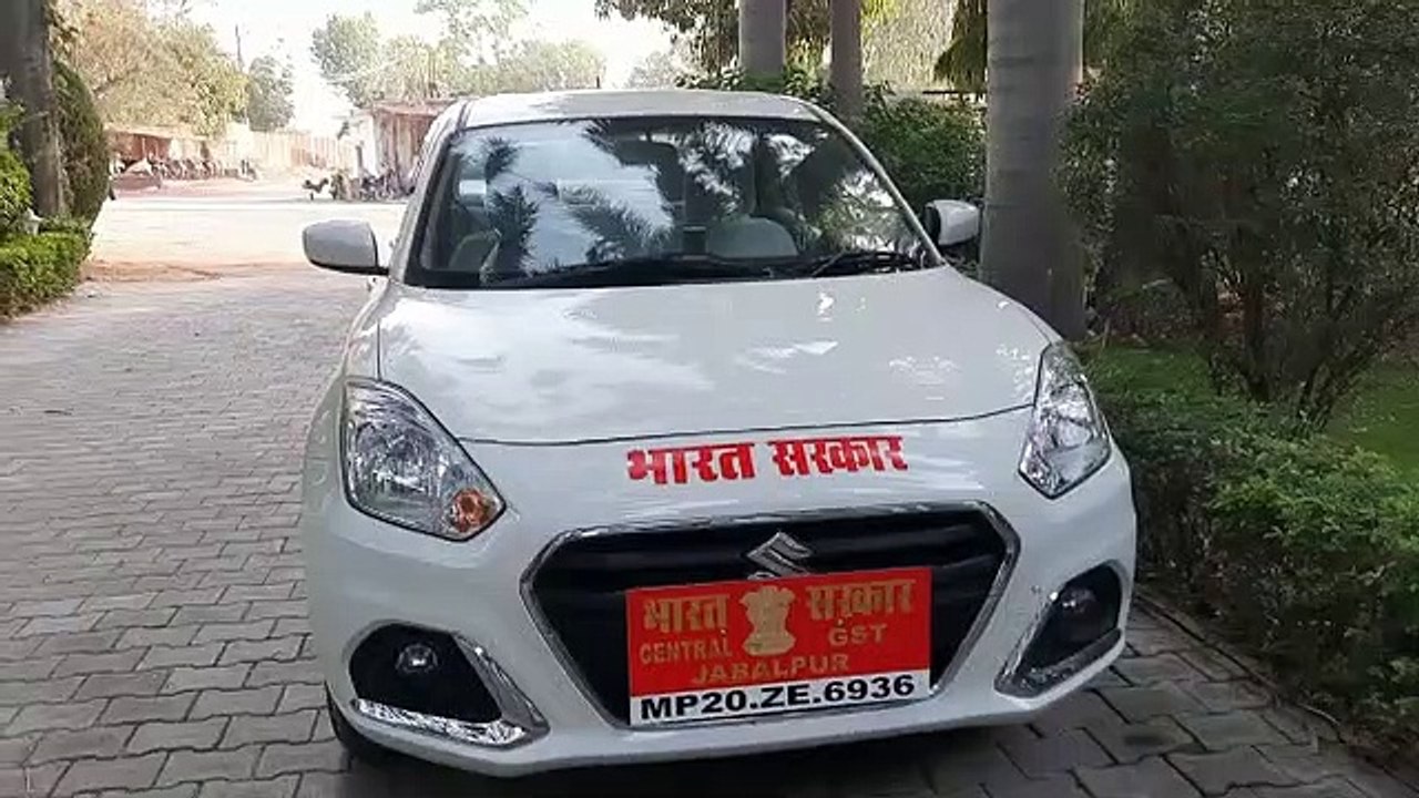 खजुराहो मिनरल्स के दफ्तर में सेंट्रल जीएसटी के अधिकारियों के वाहन