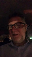 Fabio Fazio aspetta la figlia in auto di notte