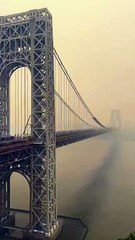 Le pont de George Washington dans un brouillard rougeâtre