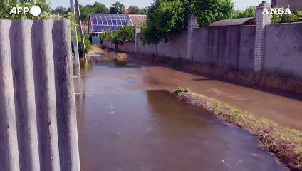 Descargar video: Ucraina, allagamenti a Kherson dopo il bombardamento della diga di Nova Kakhovka