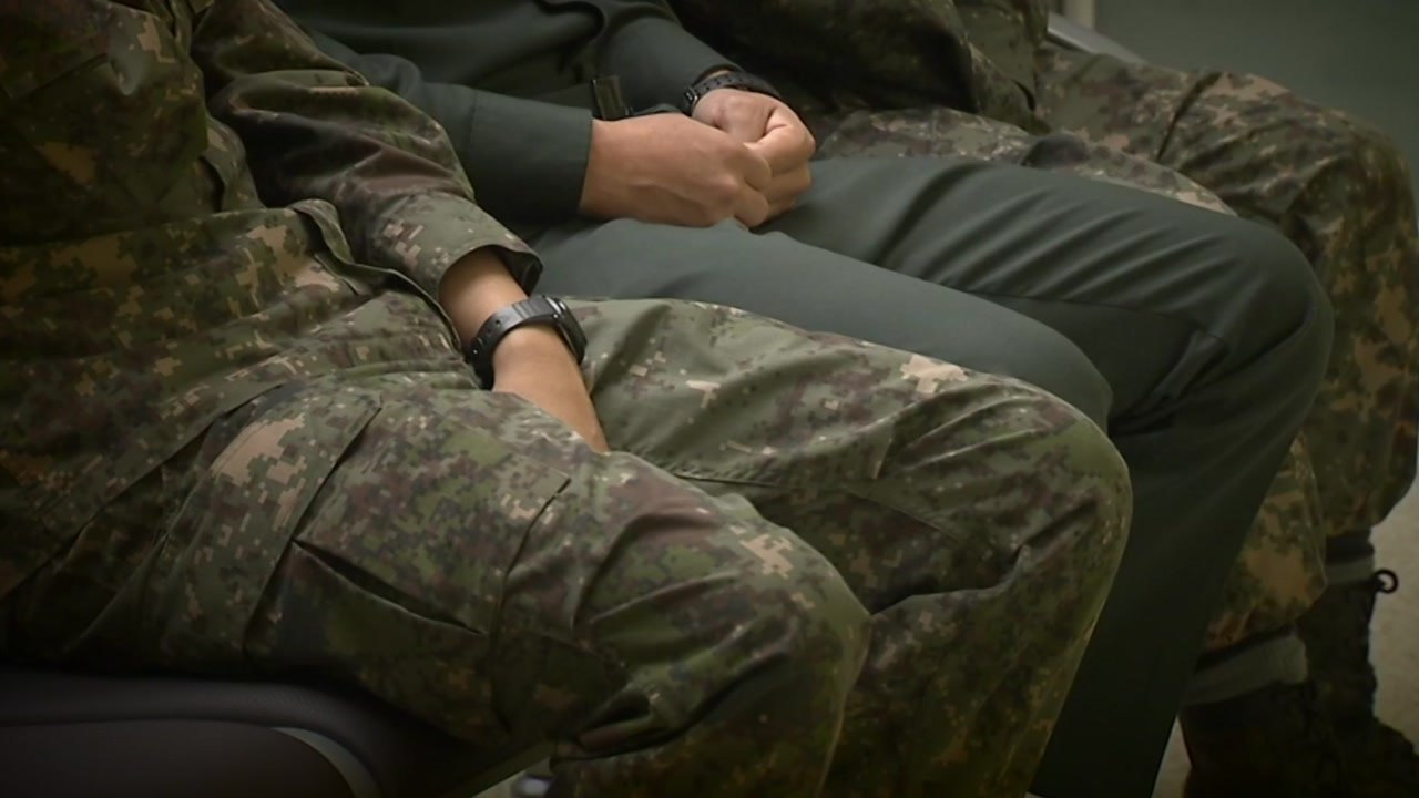 선임 괴롭힘에 극단적 선택한 병사..."군이 문제 키워" / YTN