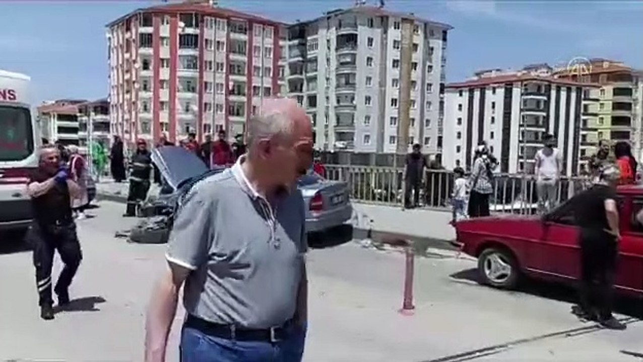 4 aracın karıştığı zincirleme trafik kazasında 8 kişi yaralandı