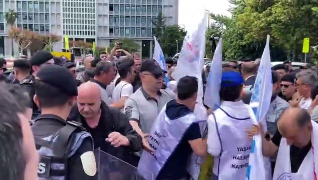 İBB önünde KESK üyeleri ile görevliler arasında arbede yaşandı