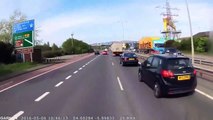 Un chauffeur routier embarque une voiture sur son chemin et ne se rend compte de rien