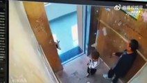 Ce papa sauve son fils coincé avec la laisse du chien dans l'ascenseur