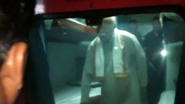 हिण्डौनसिटी. रेलवे स्टेशन पर मेवाड एक्सपे्रस से रवानगी के दौरान हाथ हिला कर विदाई लेेते आरएसएस के सरसंघ चालक डॉ. मोहन भागवत।