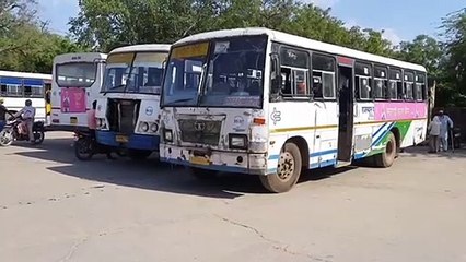 सरकार ने बुक करवा दी रोडवेज बस में दो सीट, पर जनता के साथ सफर नहीं करते विधायक और सांसद