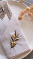 Tutoriel de broderie : Broder des fleurs de mimosa sur une serviette de table.