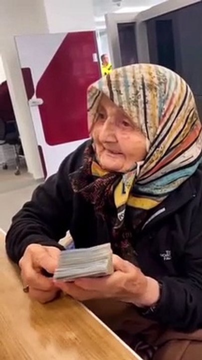 Les mots de la tante, qui a tenté de donner de l'argent de poche à l'employé de banque, ont touché les cœurs