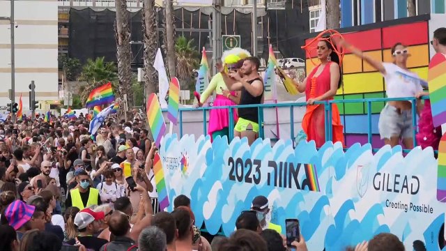 شاهد: عشرات الآلاف يشاركون في مسيرة الفخر للمثليين في تل أبيب