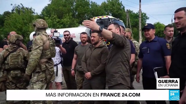 El presidente ucraniano Volodímir Zelenski evalúna los daños en la presa de Nova Kakhovka