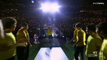 شاهد: لحظة دخول بنزيمة الملعب أثناء تقديمه لجمهور اتحاد جدة.. مشاهد ولا أجمل