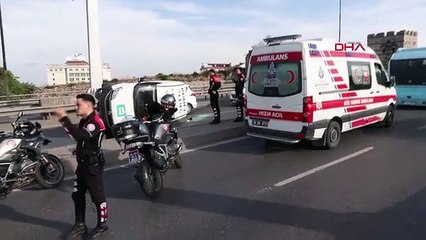 À ISTANBUL-FATIH, LES POLICIERS OUVRENT LA VOIE EN ABONDANT UN VÉHICULE COMMERCIAL LÉGER GLOBALEMENT