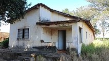 PEQUENA POR FORA, MAS UMA GRANDE CASA ABANDONADA