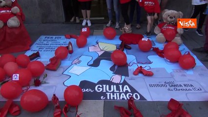 Cartelli, rose bianche e striscioni. Sant'Antimo ricorda Giulia Tramontano