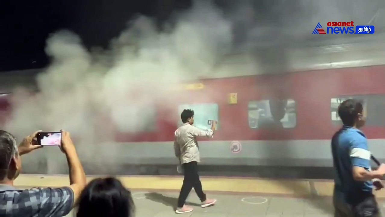 VIDEO | ஒடிசாவில் தொடரும் ரயில் விபத்து! துர்க்-பூரி எக்ஸ்பிரஸ் ரயில் ஏசி கோச்சில் தீ! பயணிகள் பீதி!