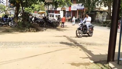सड़क पर गड्ढा खोदकर समय पर नहीं कर रहे भराव, व्यापारी हो रहे परेशान