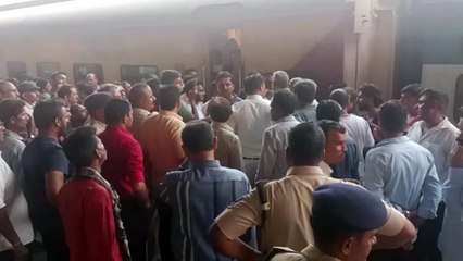 एसी कोच में कूलिंग समस्या पर यात्रियों का हंगामा