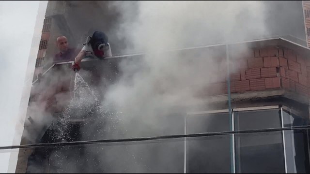 İstanbul'da 4 katlı binada yangın: Hortum ve kovalarla su taşıyarak söndürmeye çalıştılar