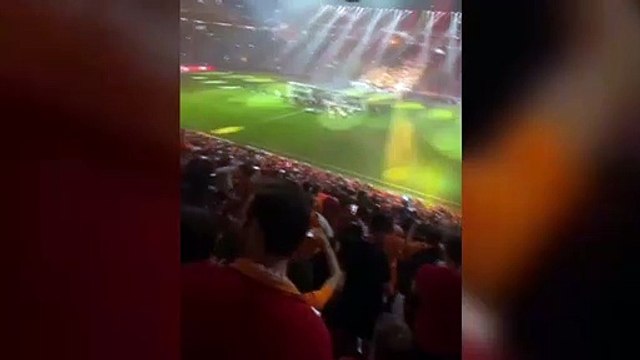 Mehmet Aslan, qui a été vu traîner avec Ayça Ayşin Turan dans le match, a nié