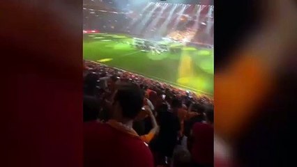 Mehmet Aslan, qui a été vu traîner avec Ayça Ayşin Turan dans le match, a nié
