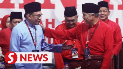 ‘Old friend’ Anwar receives standing ovation at Umno big meet