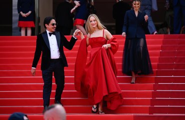 Jennifer Lawrence comenta uso de chinelos no tapete vermelho: 'Não estava fazendo uma declaração política'