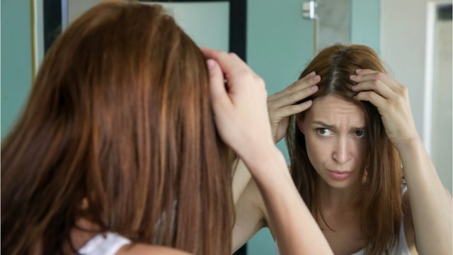 Voici pourquoi vous ne devriez JAMAIS vous arracher un cheveu gris selon les spécialistes des cheveux