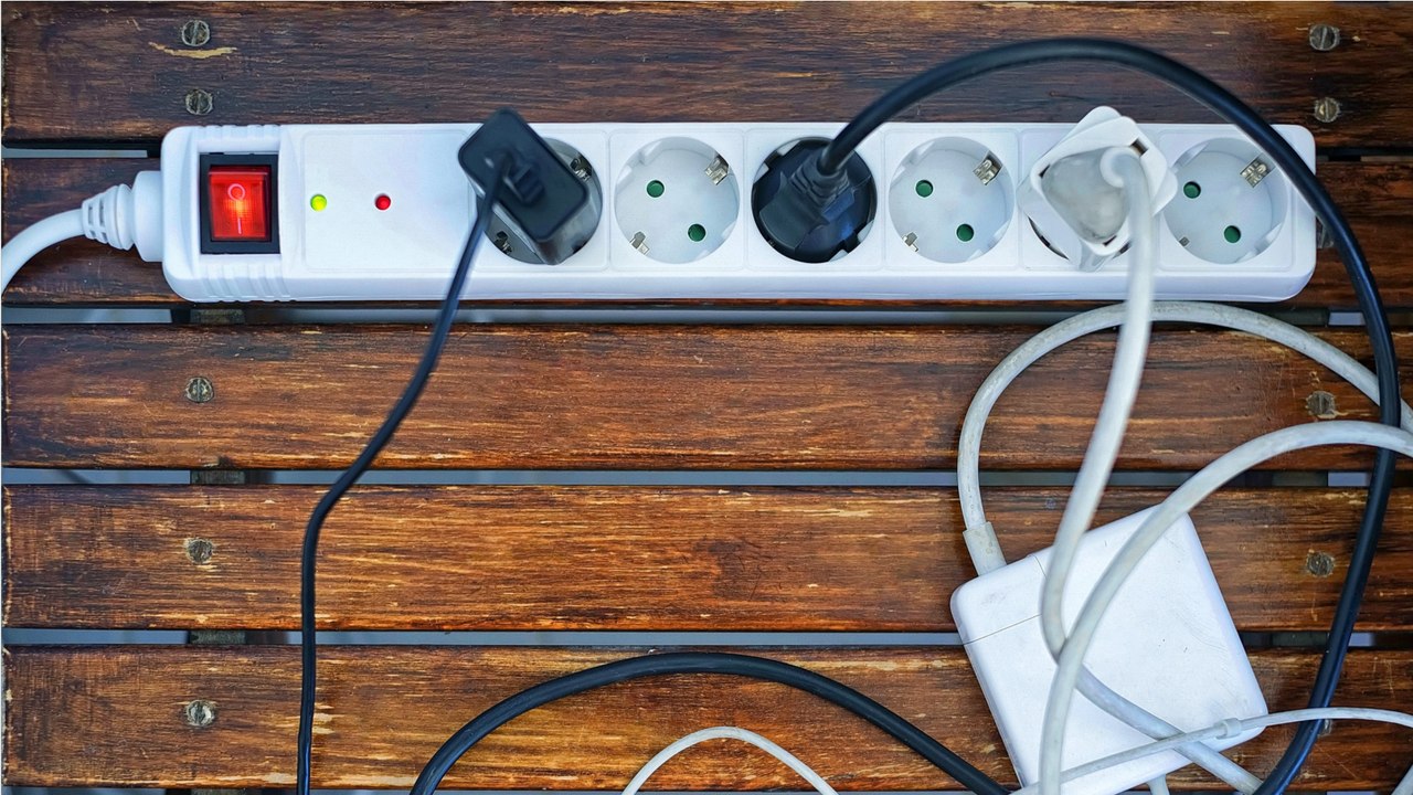 Vorsicht, Brandgefahr: Das sollten Sie bei Mehrfachsteckdosen beachten