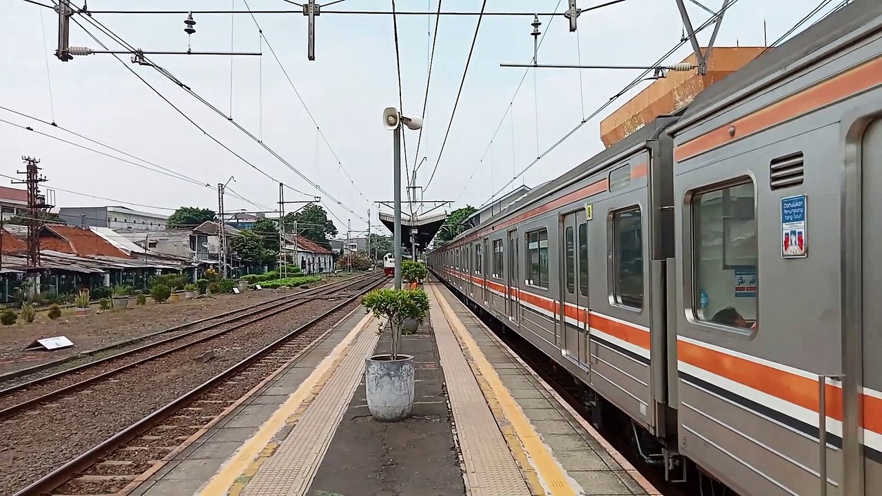 kesibukan stasiun kereta kemayoran