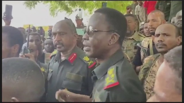نائب قائد الجيش السوداني: البرهان يقود المعركة على الأرض وأنباء تصفية القيادة مفبركة #العربية #السودان