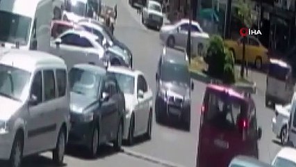 Park halindeki çarptığı aracın freni boşaldı... Korku dolu anlar kamerada