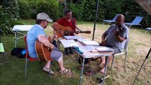 Musiciens - Musique : Au chant de l'alouette (traditionnel) - Eric : guitares, chant, mandolines.