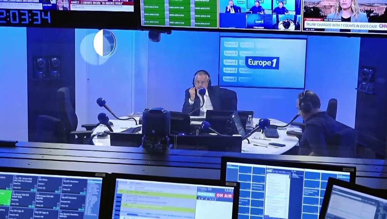 Attaque au couteau: Macron est arrivé à Grenoble où sont hospitalisés des enfants blessés