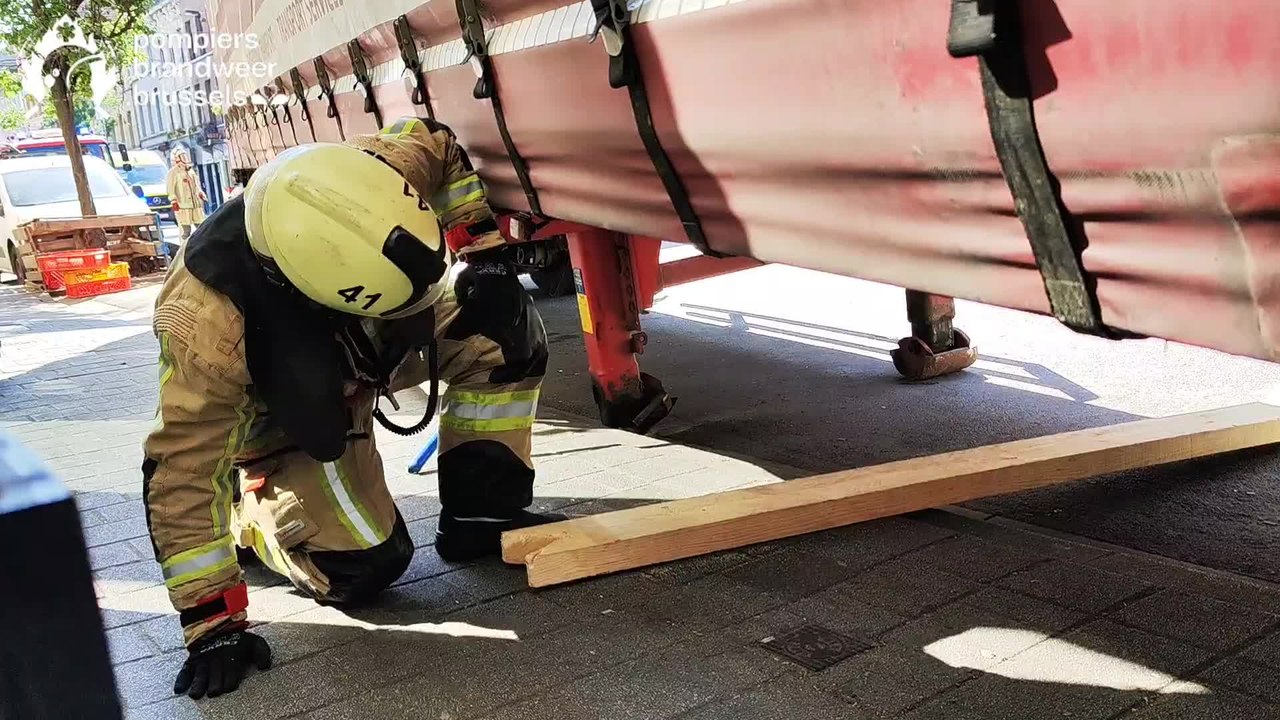 Un vérin cède : la remorque du camion se retrouve dans la façade chaussée de Mons à Anderlecht