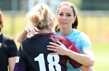 キャサリン妃、自殺した若いラグビー選手の母親から贈られたイヤリングを身につけると約束