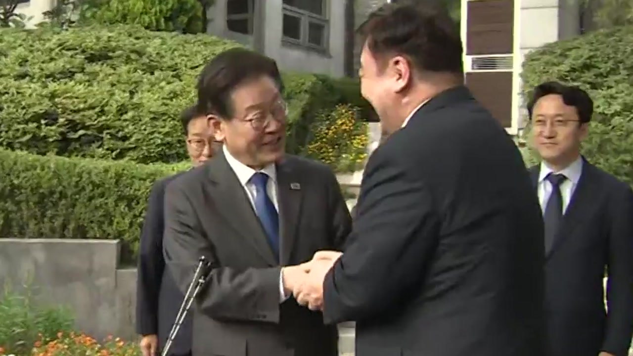 與 "이재명, 中에 짝짜꿍" vs 野 "친일 행각 멈춰야" / YTN