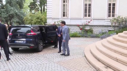 صور مباشرة لزيارة ماكروزن لمصابي هجوم آنسي الذي وقع أمس