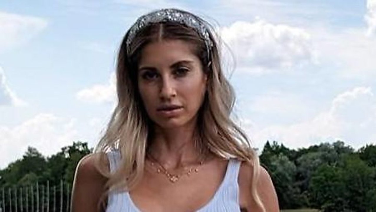 Cathy Hummels in Hotpants und mit Nippelblitzer