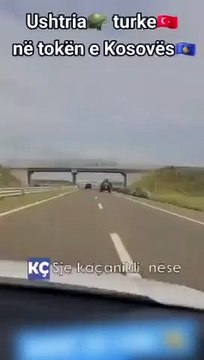 En voyant les commandos turcs, les Kosovars ont partagé leur joie avec la chanson İbrahim Tatlıses.