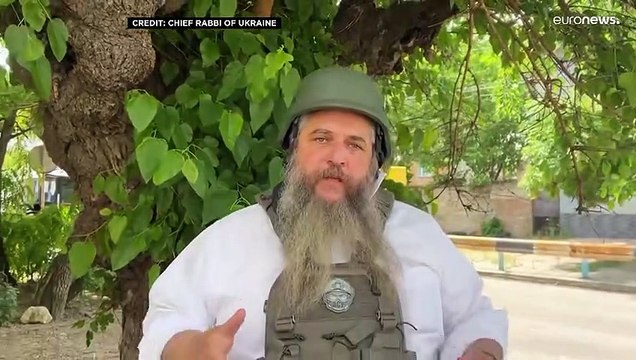 شاهد: خلال تسجيله رسالة مصورة على وقع دوي القصف.. كبير حاخامات أوكرانيا يتخذ ملجأ للنجاة