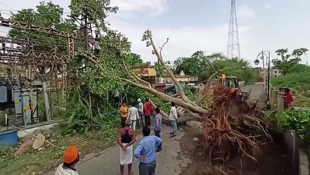 70 किमी की रफ्तार से इस कदर आया अंधड़...घरों में छिपकर बैठे लोग